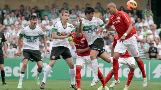 Coritiba empata com Internacional; Leandro Almeida sai de campo machucado (vídeo)