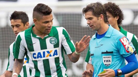 Sem Leandro Almeida, Coritiba perde para o Corinthians em jogo polêmico (vídeo)